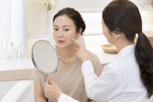 Chuyên viên P:LAB tư vấn độ chùng da trước khi thực hiện Ultherapy